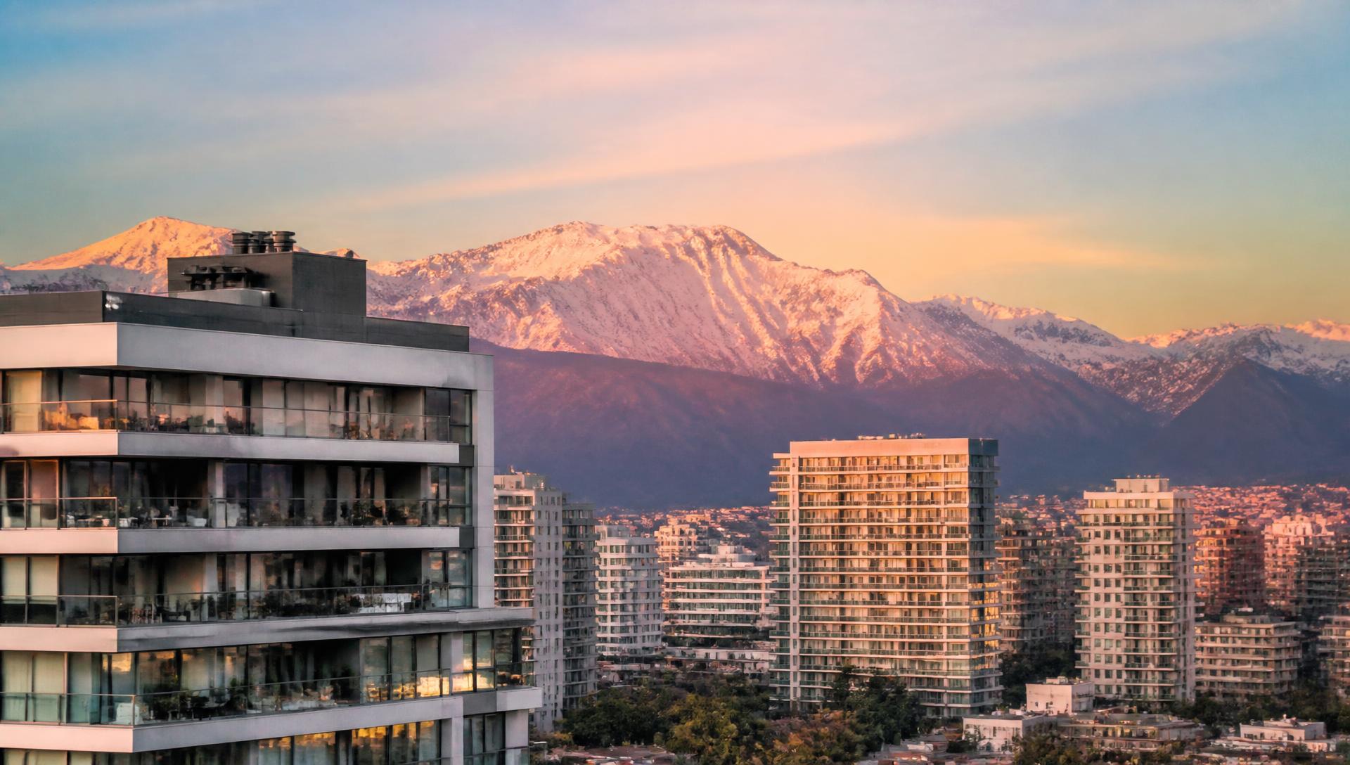 Edificios residenciales de Santiago con la cordillera de los Andes al atardecer